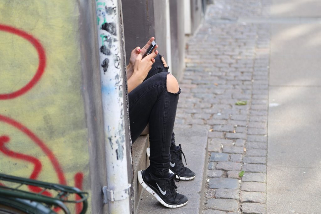 girl, mobile, whatsapp-518517.jpg