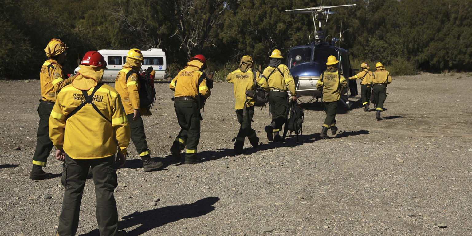 Cómo afectan a Bariloche los despidos en Parques Nacionales Brigadistas vuelven de combatir un incendio