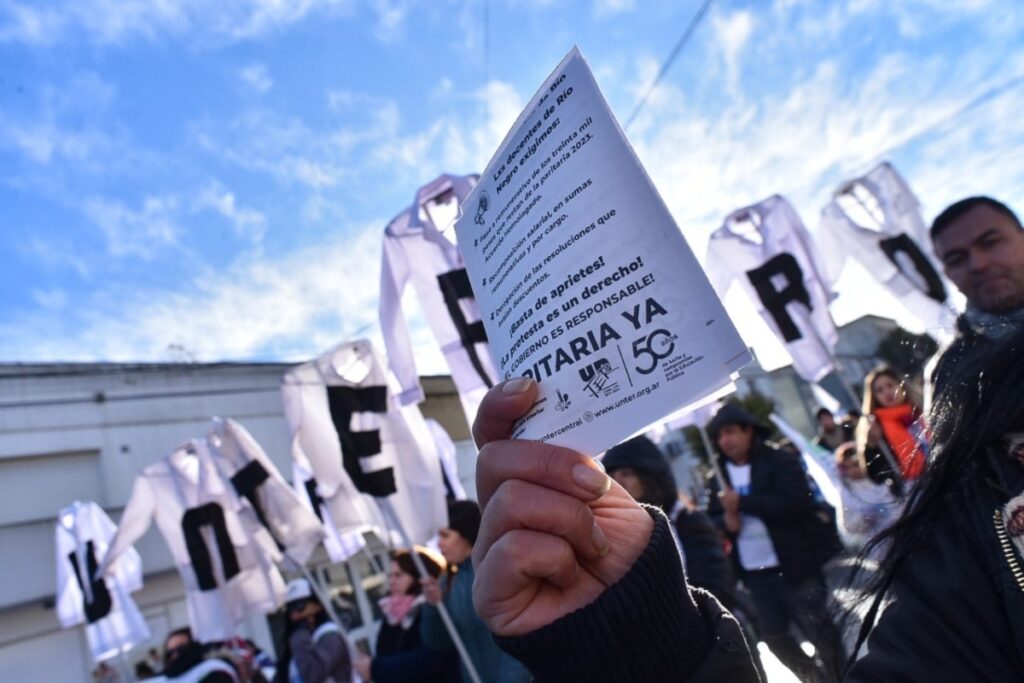 Paran los docentes pese a la advertencia del Gobierno
